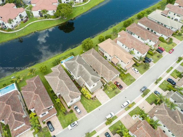 11826 SW 13th Ct, Pembroke Pines, FL 33025