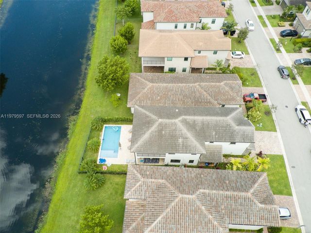 11826 SW 13th Ct, Pembroke Pines, FL 33025