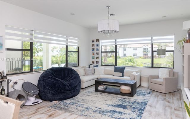 11826 SW 13th Ct, Pembroke Pines, FL 33025