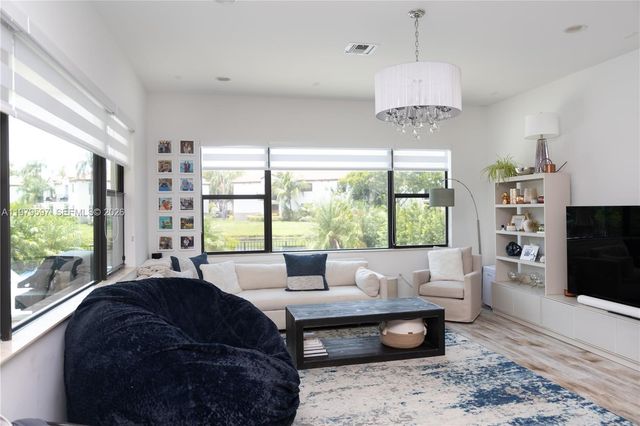 11826 SW 13th Ct, Pembroke Pines, FL 33025