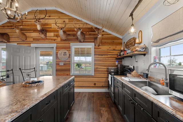 168 Mackin Rd, Linden, TN 37096