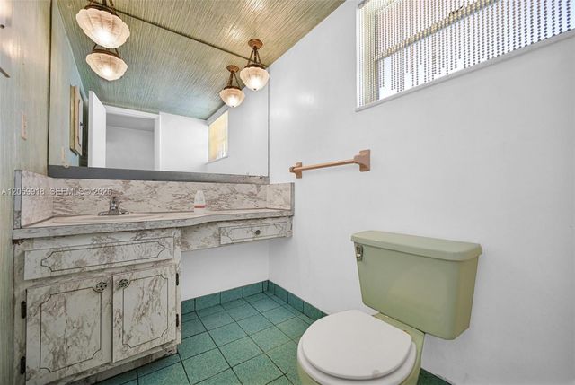 18555 NE 14th Ave 502, Miami, FL 33179