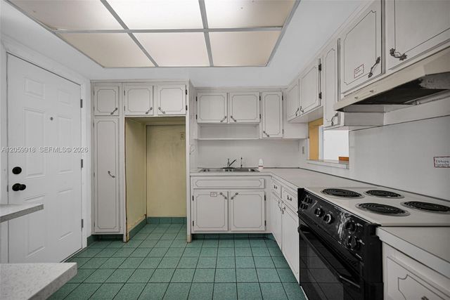 18555 NE 14th Ave 502, Miami, FL 33179