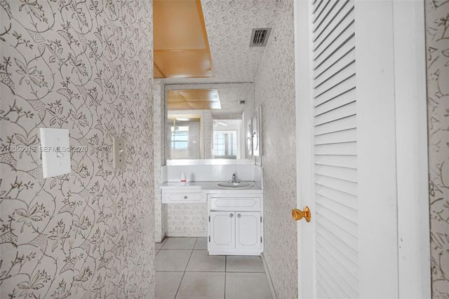 18555 NE 14th Ave 502, Miami, FL 33179