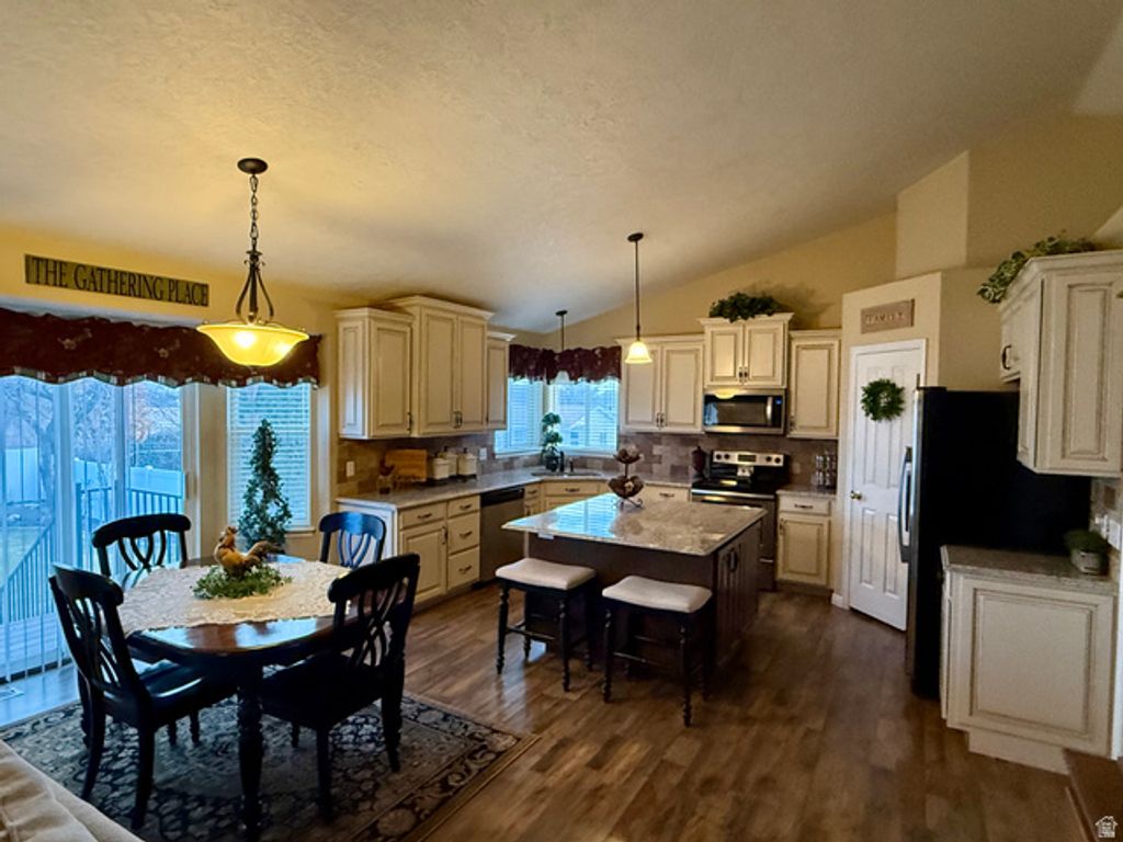 Image 5 of property listing at 12813 S KERI LYNN CT, Riverton, UT 84065