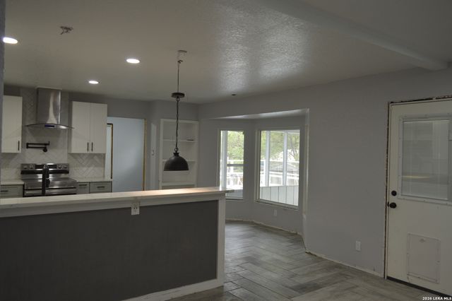 1003 FABULOUS DR, San Antonio, TX 78213