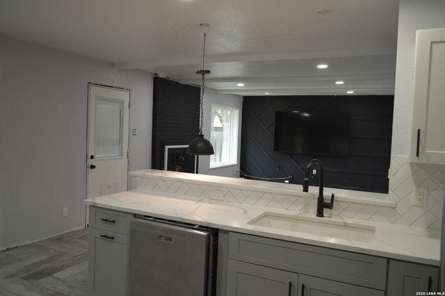 1003 FABULOUS DR, San Antonio, TX 78213