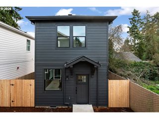 12086 Se Market St, Portland, OR 97216