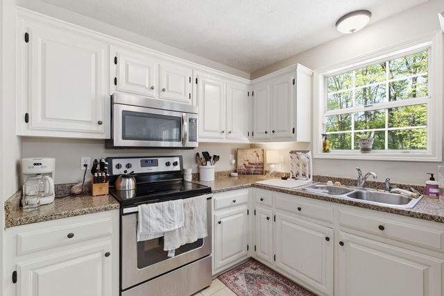 424 Tyler Ct, Cottontown, TN 37048
