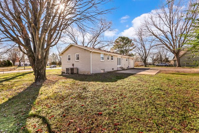 2206 Green Acres Dr, Clarksville, TN 37042