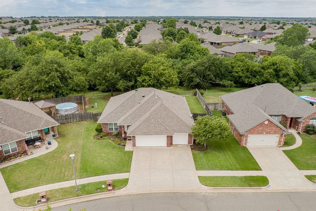 10205 Queensbury Drive, Yukon, OK 73099