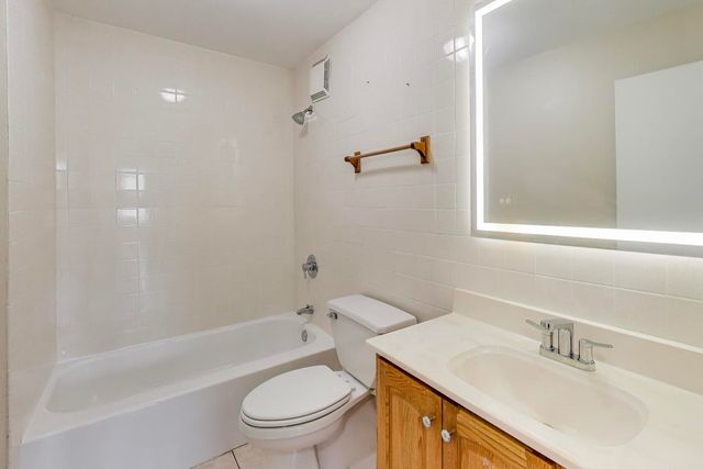 2000 Saint Regis Drive 3G, Lombard, IL 60148