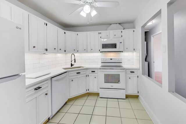 2000 Saint Regis Drive 3G, Lombard, IL 60148