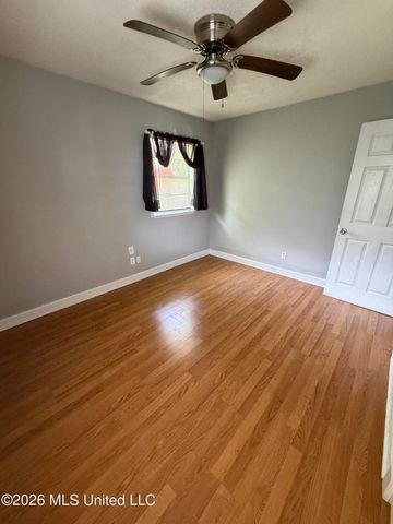 121 Linda Circle, Ocean Springs, MS 39564