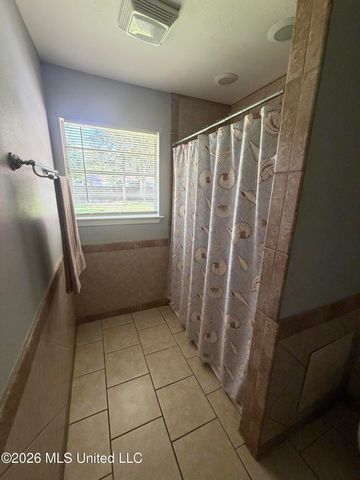 121 Linda Circle, Ocean Springs, MS 39564