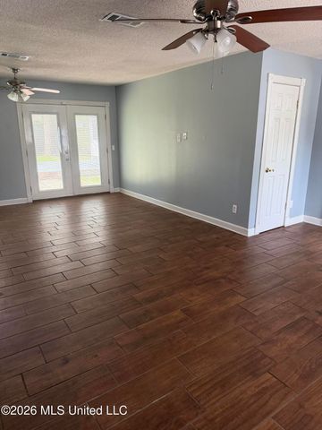 121 Linda Circle, Ocean Springs, MS 39564