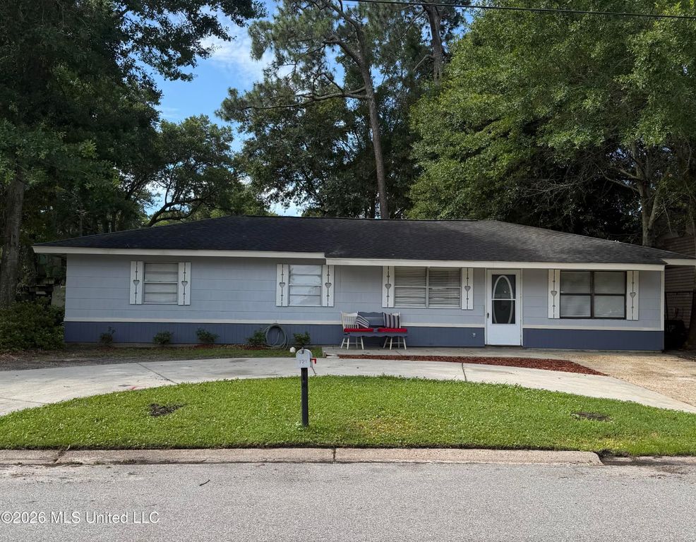 121 Linda Circle, Ocean Springs, MS 39564
