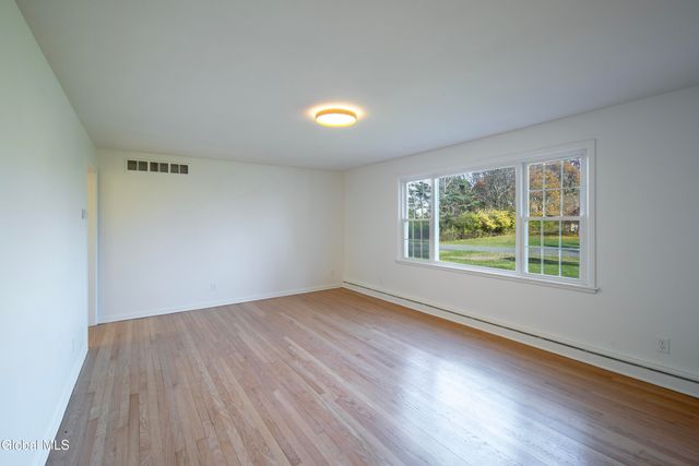 102 Teliska Avenue, North Greenbush, NY 12144