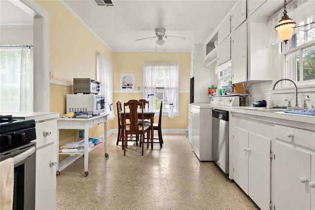 513 N Avenue F, Elgin, TX 78621