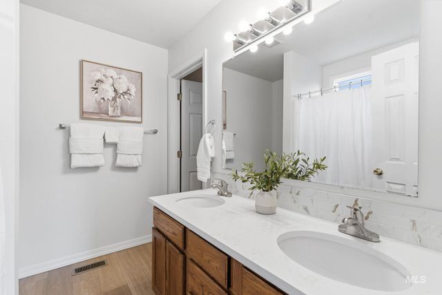 2255 E Grapewood Dr, Meridian, ID 83646