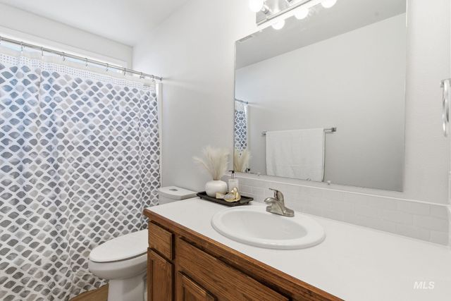 2255 E Grapewood Dr, Meridian, ID 83646