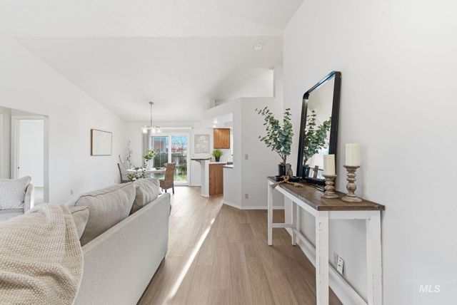 2255 E Grapewood Dr, Meridian, ID 83646