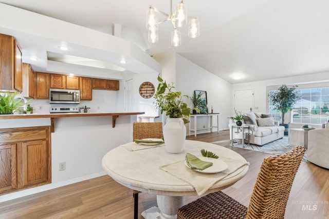 2255 E Grapewood Dr, Meridian, ID 83646