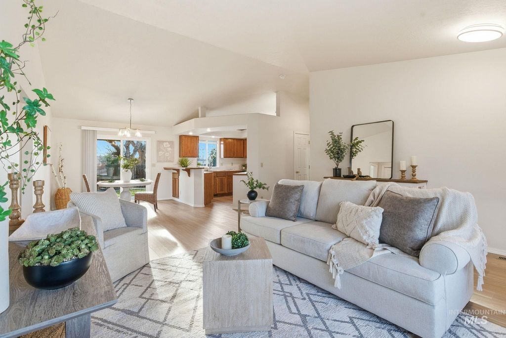 2255 E Grapewood Dr, Meridian, ID 83646