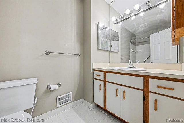 1516 S Dover Hill, Walled Lake, MI 48390