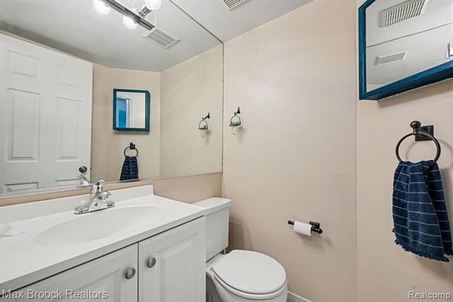 1516 S Dover Hill, Walled Lake, MI 48390