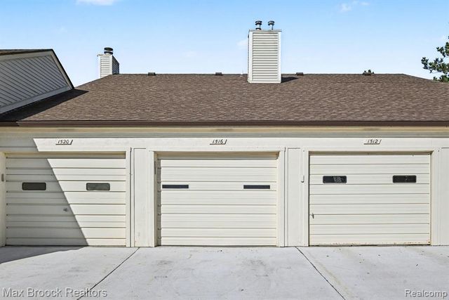 1516 S Dover Hill, Walled Lake, MI 48390