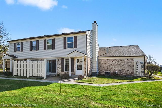 1516 S Dover Hill, Walled Lake, MI 48390