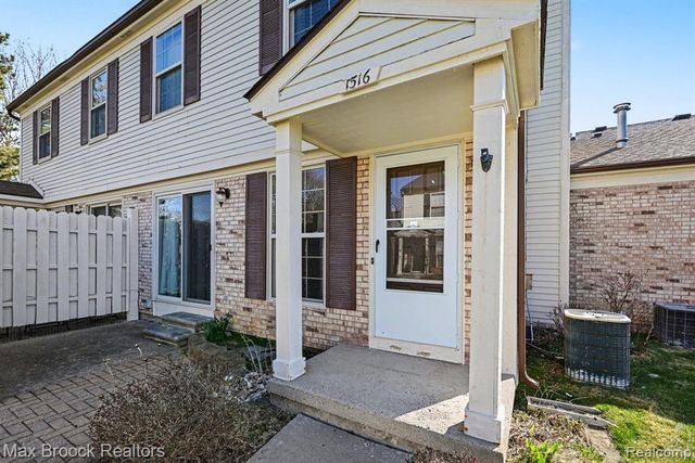 1516 S Dover Hill, Walled Lake, MI 48390