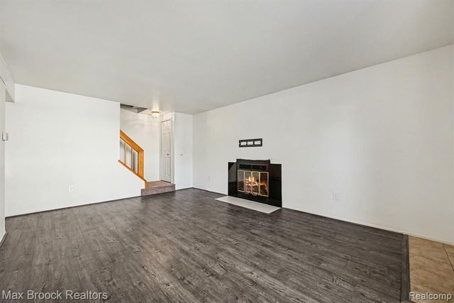 1516 S Dover Hill, Walled Lake, MI 48390