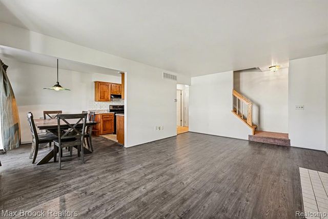 1516 S Dover Hill, Walled Lake, MI 48390