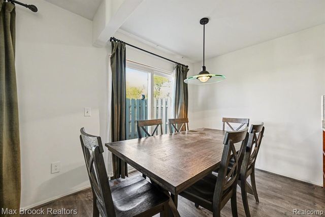1516 S Dover Hill, Walled Lake, MI 48390