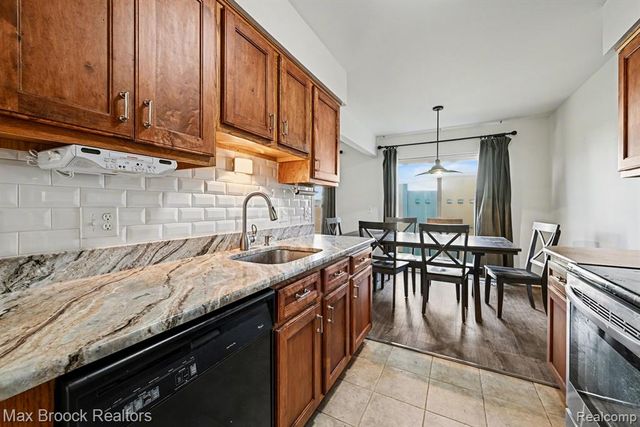 1516 S Dover Hill, Walled Lake, MI 48390