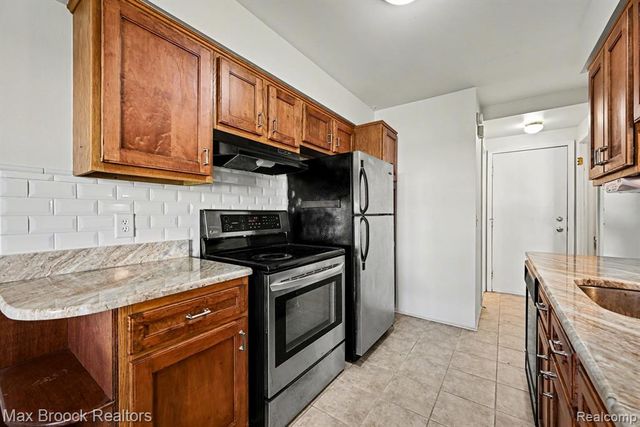 1516 S Dover Hill, Walled Lake, MI 48390