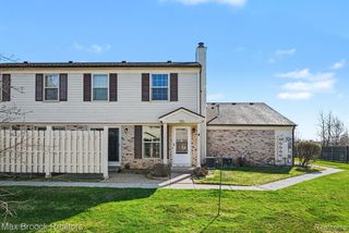 1516 S Dover Hill, Walled Lake, MI 48390