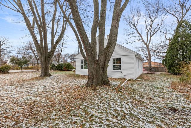 102 W Calumet ROAD, Fox Point, WI 53217