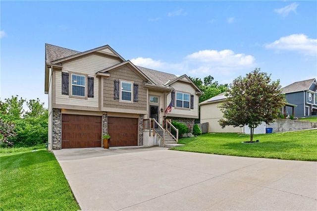 203 E Woodland Avenue, Lone Jack, MO 64070