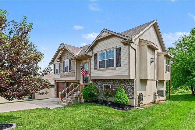 203 E Woodland Avenue, Lone Jack, MO 64070
