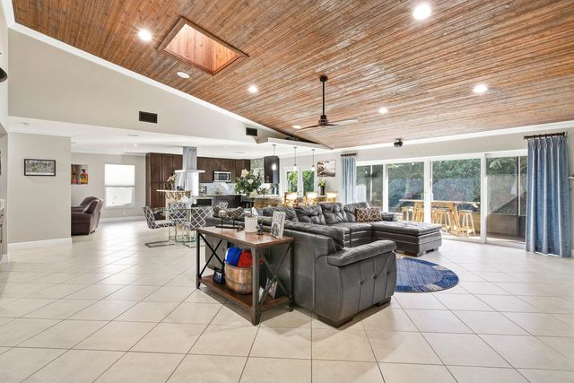 2412 SW 23rd Cranbrook Drive, Boynton Beach, FL 33436