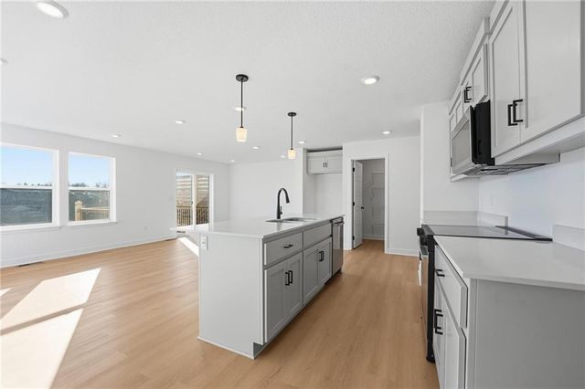 1335 S 4th Street E, Louisburg, KS 66053