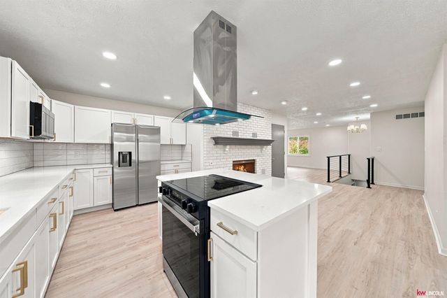 6932 Antler Drive, Lincoln, NE 68516