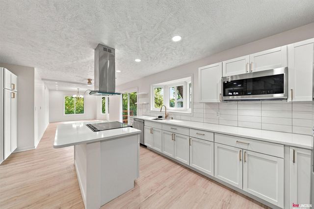 6932 Antler Drive, Lincoln, NE 68516