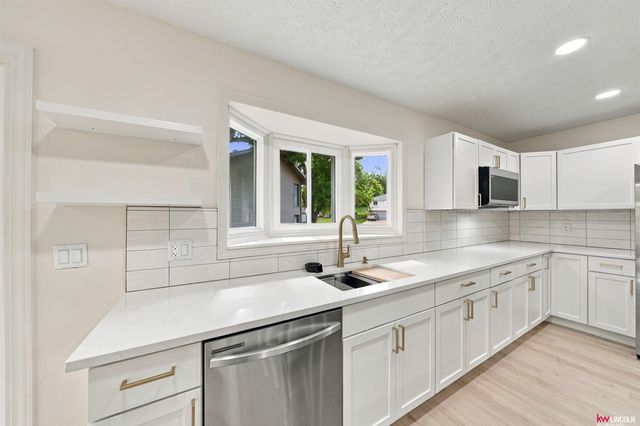 6932 Antler Drive, Lincoln, NE 68516
