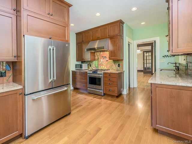 230 Littleworth Lane, Sea Cliff, NY 11579