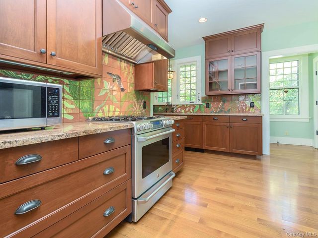 230 Littleworth Lane, Sea Cliff, NY 11579