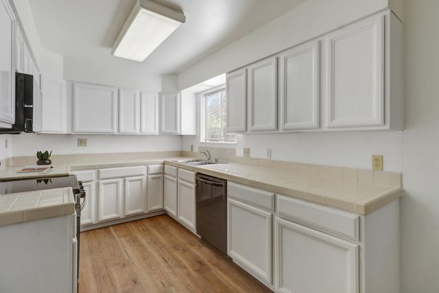 10556 Olson Dr, Rancho Cordova, CA 95670